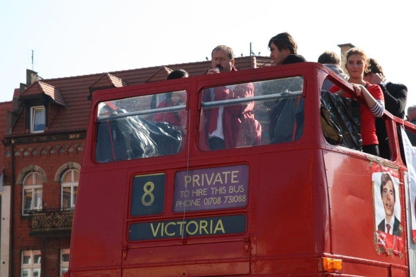 Wybory w Chojnicach: Autobus SLD z wizytą w Chojnicach. Jacek Kowalik na czele (FOTO)