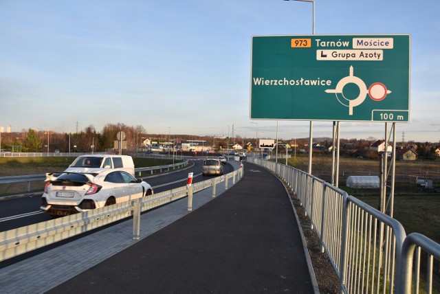 Łącznik autostradowy wraz z nowym mostem na Dunajcu otwarto dla ruchu w piątek (29 grudnia). To końcowy odcinek DW 973, która biegnie od Buska Zdroju