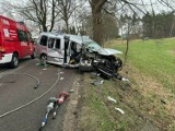 Wypadek w Nowej Karczmie. Samochód marki VW Caddy uderzył w drzewo