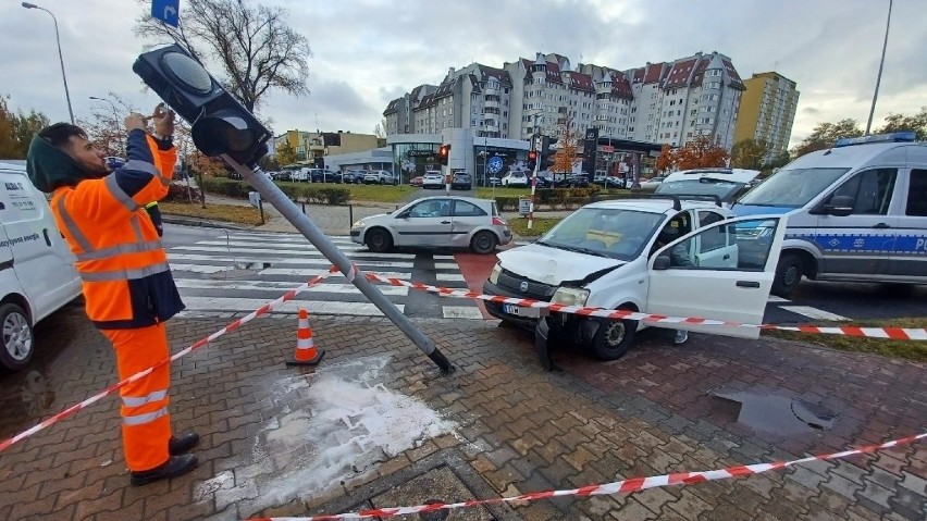 Po wypadku na Popowicach pieszy z licznymi obrażeniami ciała...