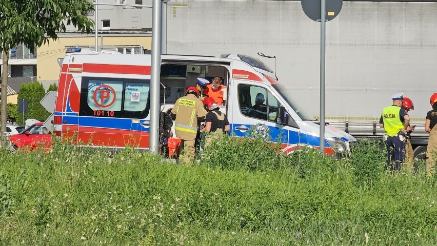 Wypadek w centrum Kielc. Zderzyli się dwaj motocykliści z Finlandii, obaj trafili do szpitala. Zobacz zdjęcia