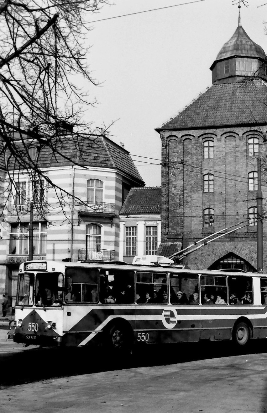 Radziecki trolejbus ZiU-9B wiezie pasażerów w kierunku ul....