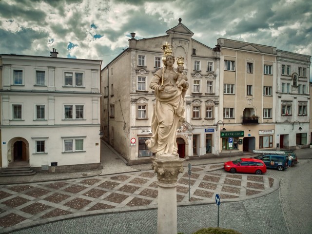Figura Matki Boskiej Szkaplerznej na radkowskim Rynku