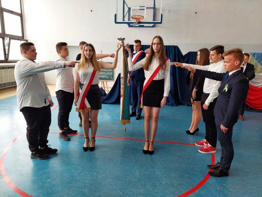 Ślubowanie klas pierwszych w ZSP 1 w Radomsku. Oto nowi pełnoprawni uczniowie "mechanika". ZDJĘCIA