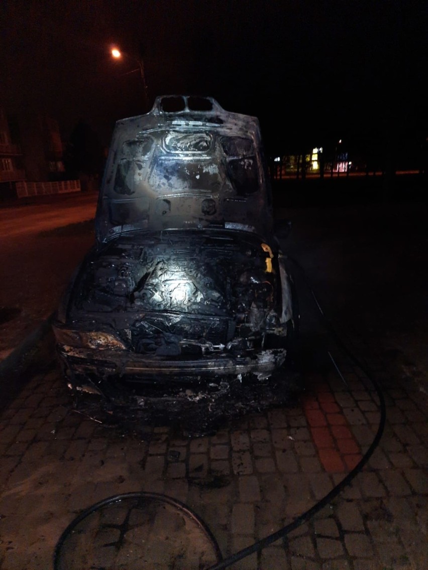 W nocy w Skarżysku osobowe BMW stanęło w płomieniach. Jaka przyczyna pożaru? [ZDJĘCIA] 