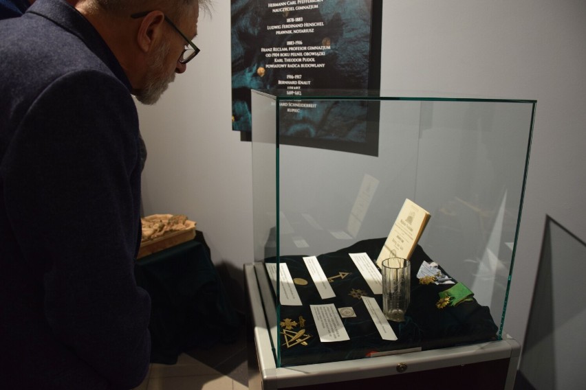 Masoni w szczecineckim muzeum. Wystawa z trumną i tajemniczą zawartością [zdjęcia]