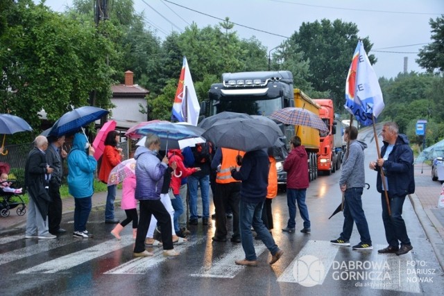 Tiry znów nie powinny jechać przez dąbrowską dzielnicę Strzemieszyce. Mieszkańcy regularnie protestują tam, a także w sąsiednim Sławkowie, przeciwko tirom, które rozjeżdżają lokalne drogi 

Zobacz kolejne zdjęcia/plansze. Przesuwaj zdjęcia w prawo - naciśnij strzałkę lub przycisk NASTĘPNE