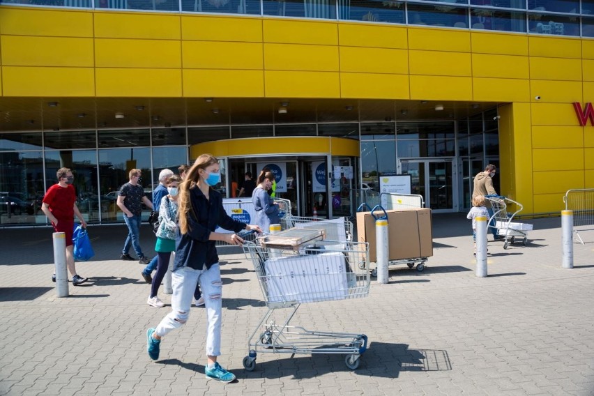 Klienci bez maseczek planują najazd na IKEA. Czy sklep może ich wyprosić? Przepisy są wadliwe – uważa rzecznik praw obywatelskich 