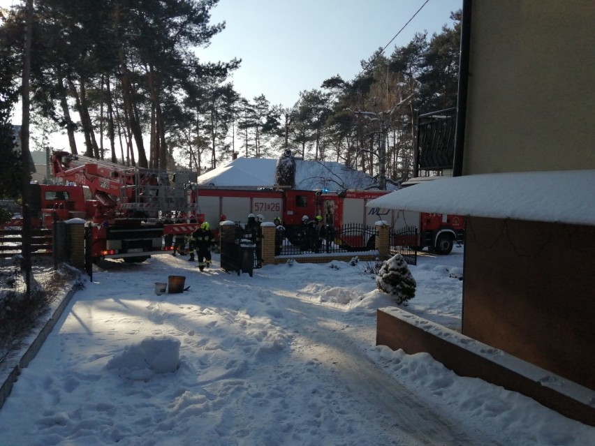 Pożar w Szadkowicach Ogrodzimiu. Paliły się sadze w kominie ZDJĘCIA