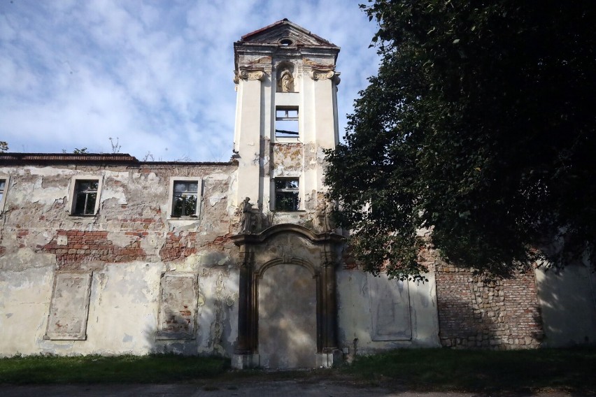 Ruina zabytkowego klasztoru przy ulicy Chojnowskiej w Legnicy straszy swoim wyglądem