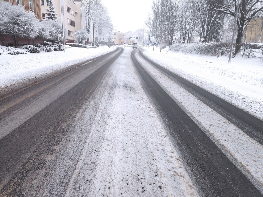 Atak zimy w Białymstoku. Opady śniegu zaskoczyły nie tylko drogowców. Tak wygląda miasto 2 kwietnia 2022 [ZDJĘCIA]