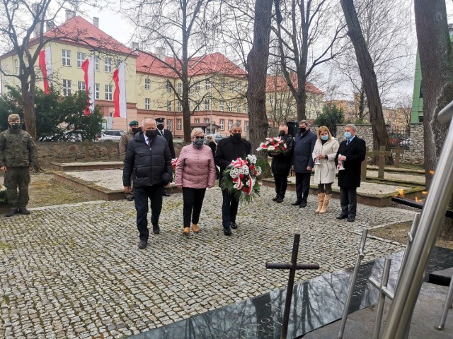 Wiązankę składa delegacja Starostwa Powiatowego w Sandomierzu. Od lewej: Tomasz Huk przewodniczący Rady Powiatu oraz Grażyna Szklarska członkowie zarządu.