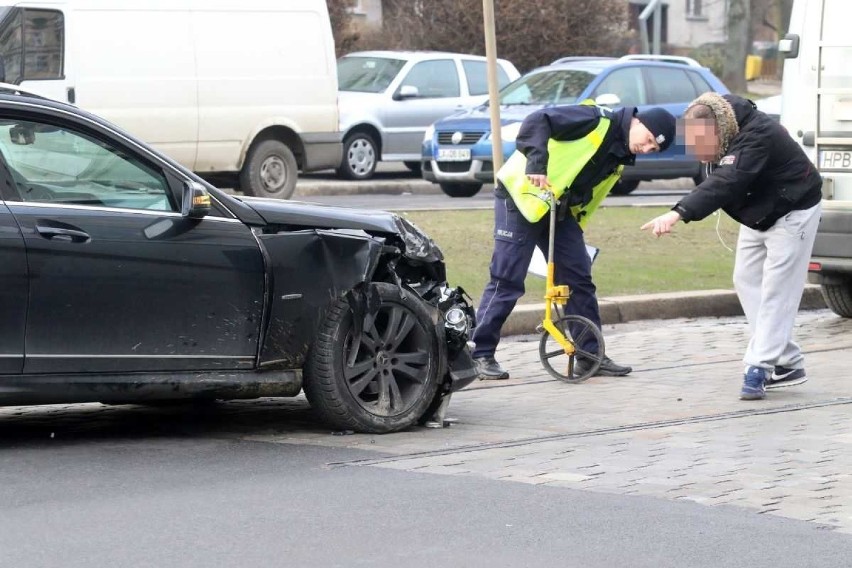 Wrocław. Zderzenie aut na ul.Grabiszyńskiej. Obaj kierowcy mieli zielone światło? [ZOBACZ ZDJĘCIA]