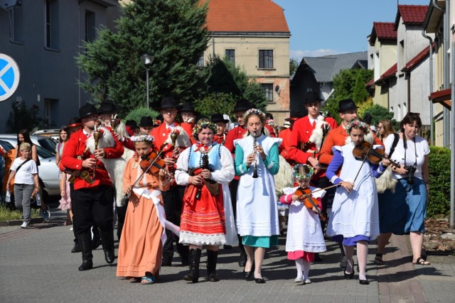 Muzycy przemaszerowali z rynku do łazienek, gdzie odbył się koncert zaproszonych kapel