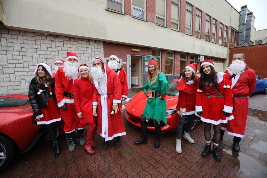 Mikołaje zawitali do dziecięcego szpitala w Katowicach. Zamiast sań mieli luksusowe samochody