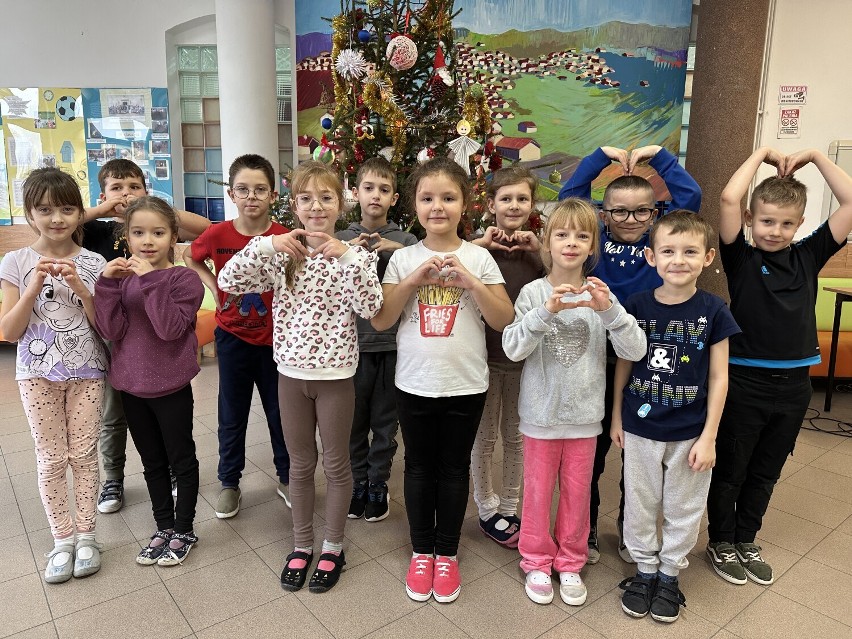 Uczniowie Szkoły Podstawowej w Rybnie życzą pomyślności i radości z okazji Nowego Roku 2024!
