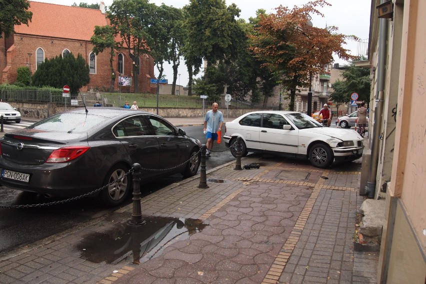 Samochód uderzył w budynek na Wyszyńskiego