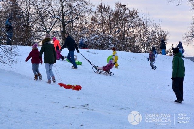Zimowe ferie 2021 w Dąbrowie Górniczej na sankach w Parku Hallera Zobacz kolejne zdjęcia/plansze. Przesuwaj zdjęcia w prawo - naciśnij strzałkę lub przycisk NASTĘPNE