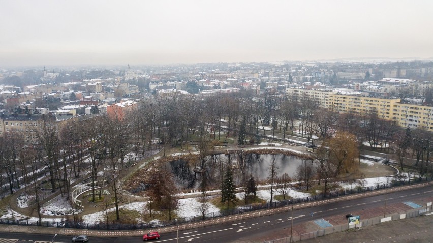 Zaśnieżone Radomsko z lotu ptaka. Takiego miasta nie widziałeś! [ZDJĘCIA]