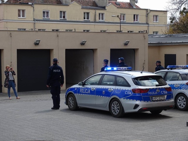 Policjanci w Chełmnie uczcili pamięć kolegi z Raciborza, który został zastrzelony podczas służby. Do zdjęć zapozowali tylko koleżance. Mediów nie wpuścili na plac przy KPP