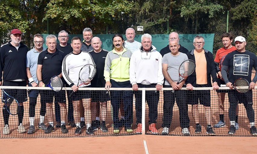 Osiem par deblowych rywalizowało w tenisowym Turnieju MIRON - ARCHI GRAF 2022. Zobaczcie zdjęcia