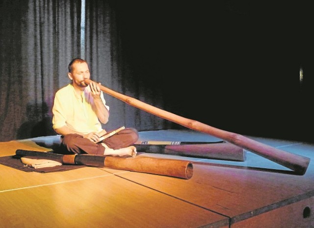 Ondřej Smeykal pochodzi z Czech i jest wirtuozem gry na aus- tralijskim instrumencie didgeridoo. Koncertuje na całym świecie