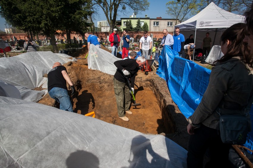 IPN ekshumuje szczątki żołnierzy niezłomnych na bydgoskiej "Łączce" [zdjęcia]