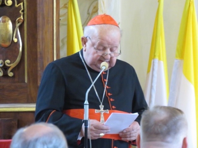 Kardynał Stanisław Dziwisz podczas uroczystości w papieskiej bazylice w Wadowicach (rok 2020) i w Kalwarii Zebrzydowskiej (2016 r.)