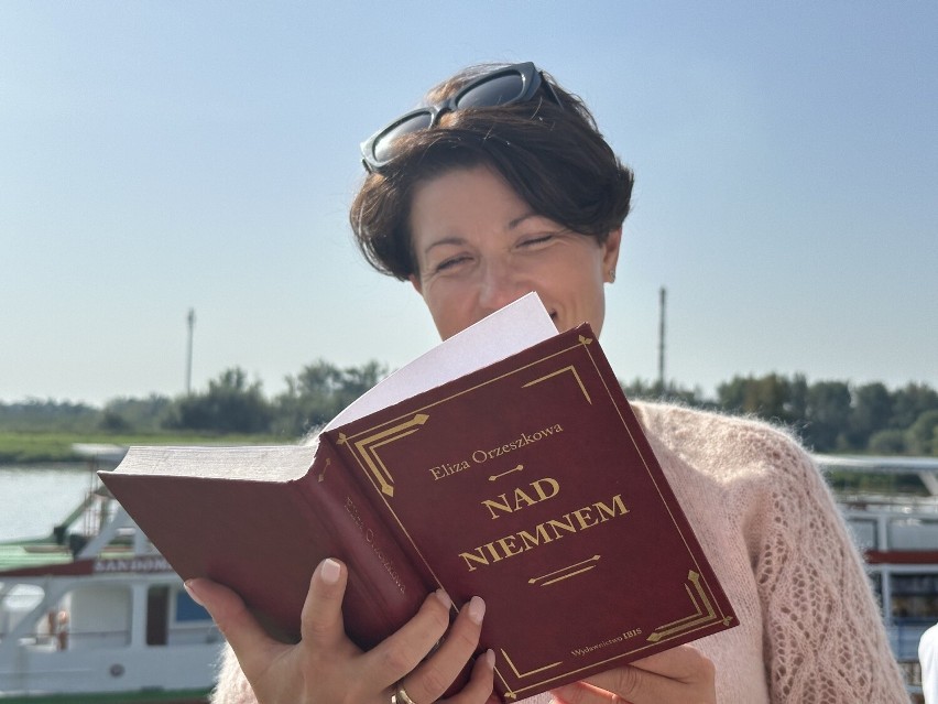 Narodowe czytanie „Nad Niemnem” na statku Syrenka w Sandomierzu. Był patriotyczny akcent. Zobacz zdjęcia