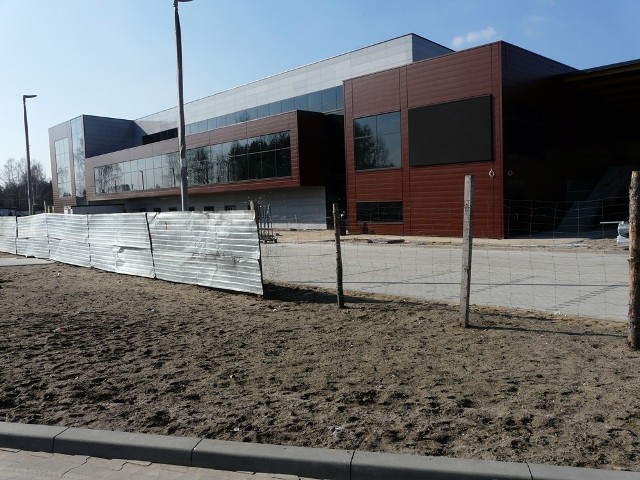 Budynek basenu został ukończony. Prace trwają w środku i przed obiektem