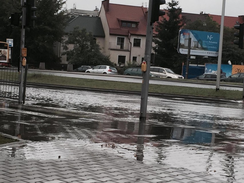 Ulewa w Warszawie. 150 zgłoszeń, zamknięte metro, zalane...