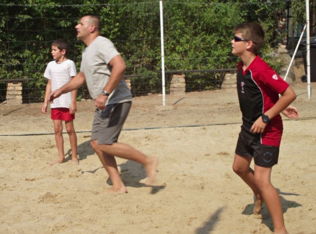 Osiem trzyosobowych zespoł&oacute;w wzięło udział w IX Turnieju Rodzinnym Siatk&oacute;wki Plażowej, rozgrywanym na boisku przy kościele. 
Fot. Dorota Michalczak