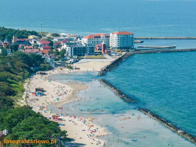 Widok na plażę wschodnią w Darłówku. Są tutaj naturalne zatoczki, w których wypoczywający turyści chętnie się kąpią