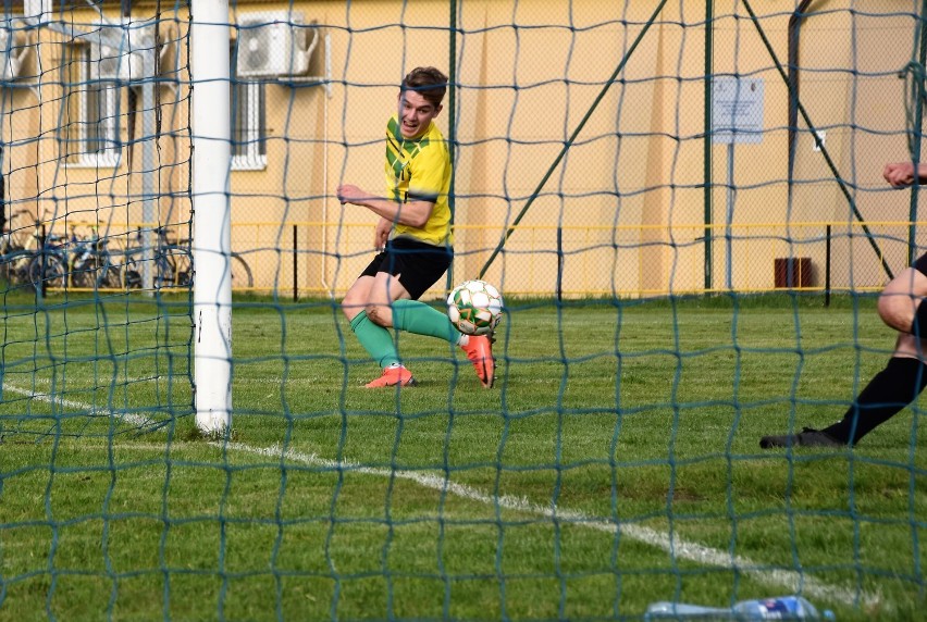 Keeza V liga Chrzanów. Brzezina Osiek po strzeleniu dwóch goli oddała inicjatywę. Żarkom zabrało gola, żeby poczuć „krew”