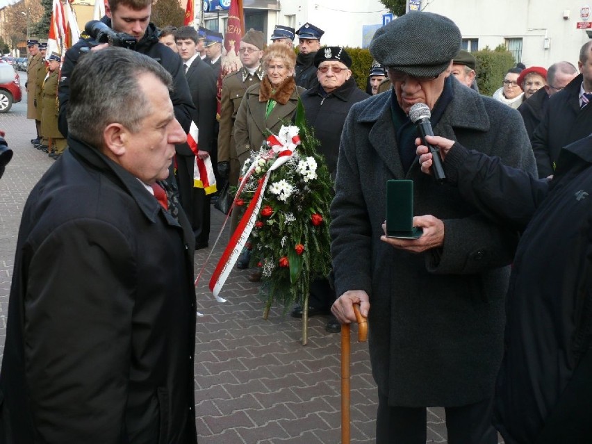 Edmund Kaczmarek (z lewej), starosta jędrzejowski, otrzymał...