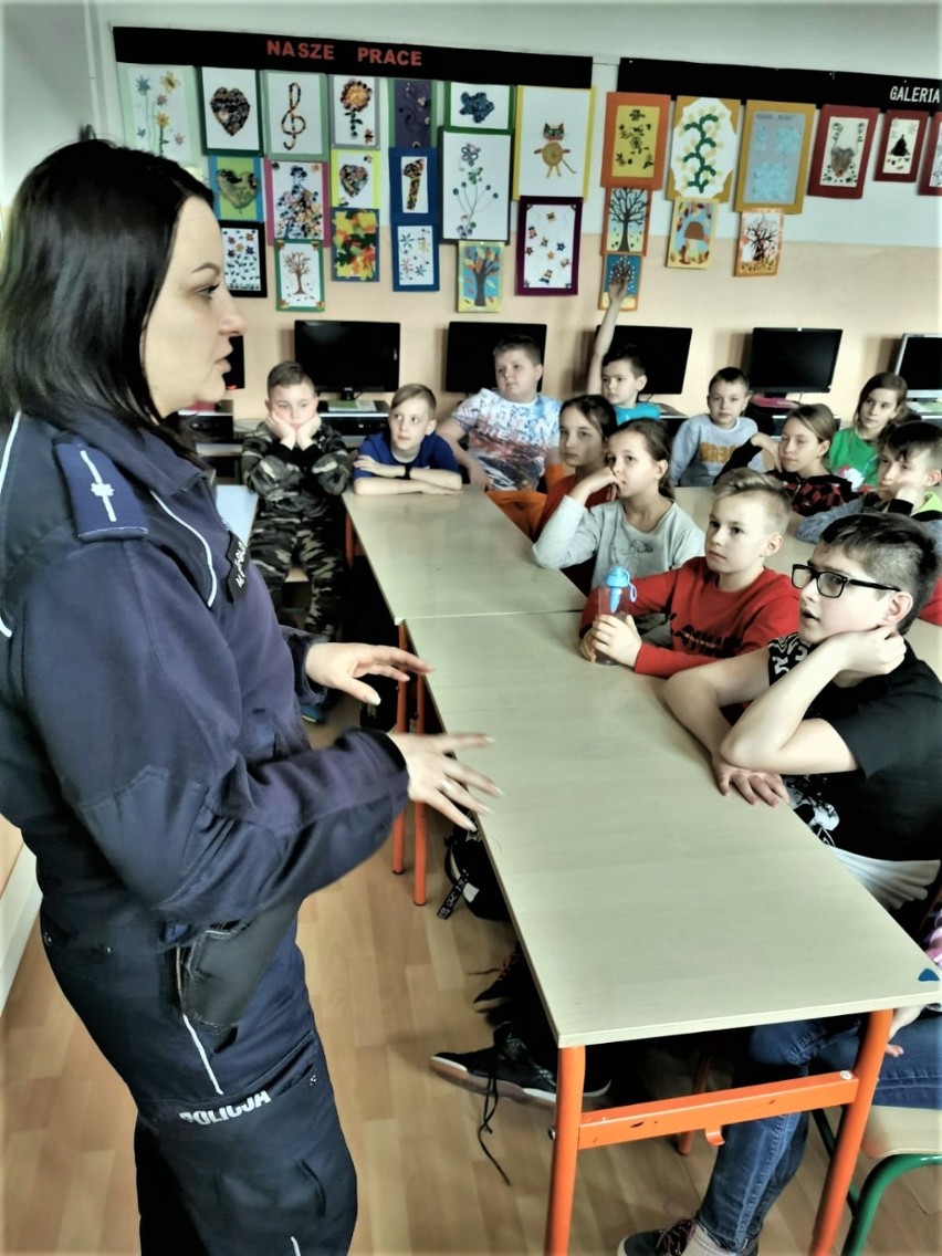 Olkuscy policjanci spotkali się z uczniami w Osieku, aby porozmawiać o bezpieczeństwie w sieci 