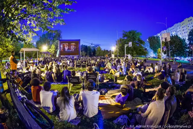 W pierwszych dniach wakacji możecie zobaczyć w ramach cyklu:
29 czerwca, godz. 21.30 John Wick 4 - kino samochodowe, Wawer przed urzędem dzielnicy,29 czerwca, godz. 21.30 Dom Gucci - Metro Słodowiec,30 czerwca, godz. 21.30 Dom Gucci - Park Henrykowski, Białołęka,1 lipca, godz. 21.30 King Richard: Zwycięska rodzina, Wilanów urząd dzielnicy,1 lipca, godz. 21.30 Pies - Kino Samochodowe UrsusVita, plac Czerwca 1976 roku,2 lipca, godz. 21.30 Chicago - Paloma nad Wisłą, Wybrzeże Kościuszkowskie 47,2 lipca, godz. 21.30 A oni dalej grzeszą, Dobry Boże!, Plaża Romantyczna Wawer.

Cały repertuar znajdziecie  tutaj.Wszystkie pokazy są bezpłatne.

Na następnym slajdzie znajdziecie kolejne wydarzenie >>>