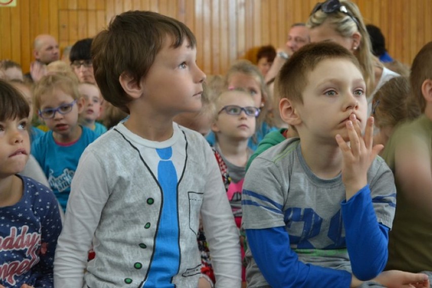 Nowy Dwór Gdański. Dzieci z miejscowych przedszkoli na sesji...