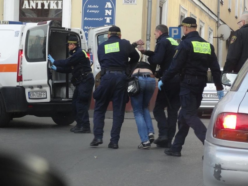 Kraków. Zaatakowali turystów gazem na pl. Nowym