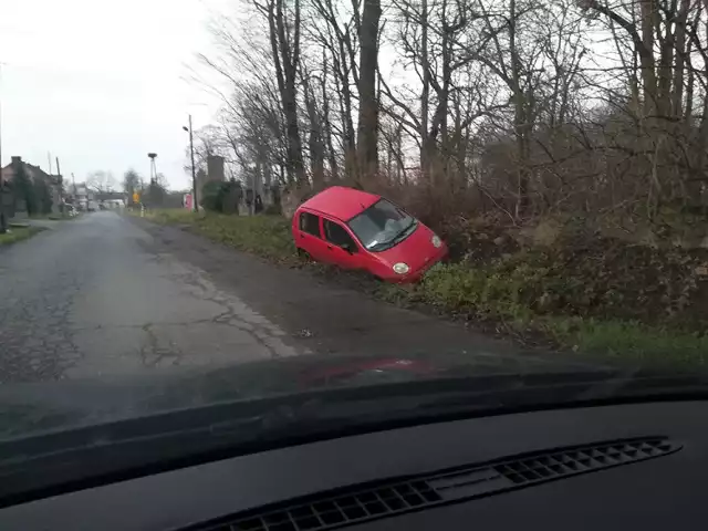 O zdarzeniu poinformował nas Czytelnik w niedzielę, 29 grudnia. W rowie w Mozowie koło Sulechowa kierowcy zauważyli matiza. 

Na miejsce przyjechała policja. – Skontaktowaliśmy się z właścicielem pojazdu. Samochód nie był przez nas zabezpieczany – mówi podinsp. Małgorzata Stanisławska, rzeczniczka zielonogórskiej policji. 

Pojazd nie był rozbity, nic dokoła nie było również uszkodzone. Sprawę wyjaśniają policjanci z drogówki.

Zobacz też: Ostatni(!) spot "Miłośników aut", który się nie odbył. 28.12.2019
