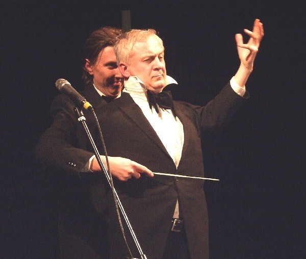Wirtuoz fortepianu, a także humoru, Waldemar Malicki (na pierwszym planie) jako dyrygent uniwersalny