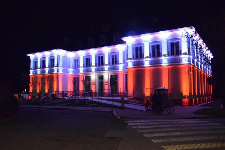 W Święto Niepodległości urząd miasta w Pruszczu w biało-czerwonych barwach. Zobaczcie zdjęcia!