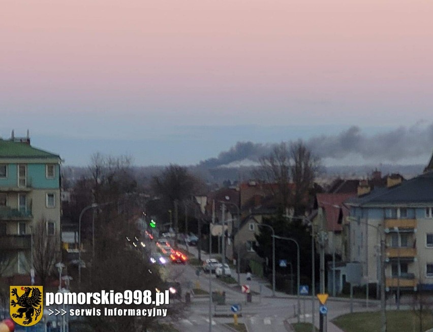 Pożar hali produkcyjnej w Grabinach Zameczku (pow. gdański). Na miejscu 10 zastępów straży. Wybuchły butle z gazem | ZDJĘCIA