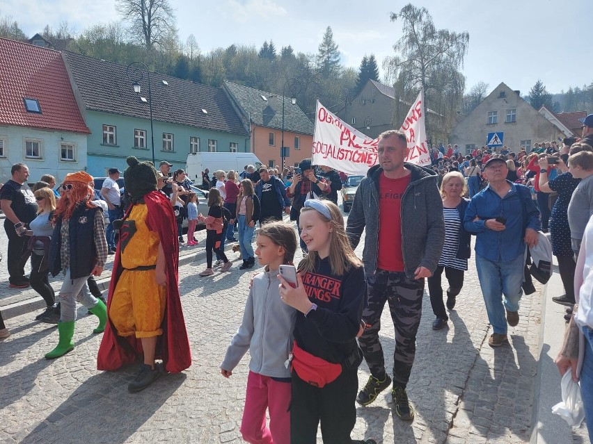 X Jubileuszowa Majówka w Srebrnej Górze. Wielobarwny pochód i koncert Czerwonych Gitar