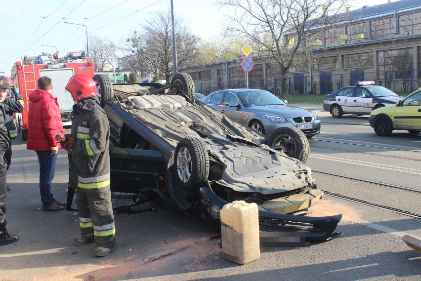 Na Łagiewnickiej w Łodzi dachował Ford Mondeo