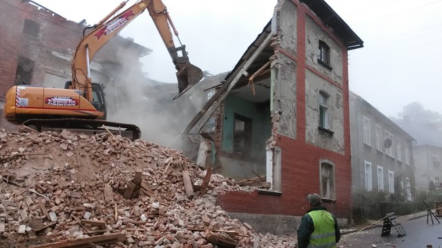 Rozbiórka ruin po Zakładach Przemysłu Lniarskiego w Walimiu