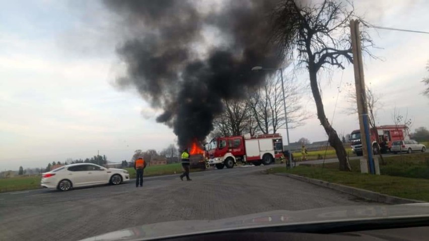 Pożar koparki przy DK11 w Molnej. Słup dymu przy drodze