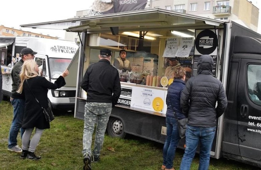 Migawka z festiwalu food trucków, który odbył się w...