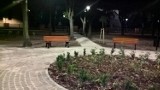 Pijani wandale uszkodzili ławki w parku pod Łowiczem [ZDJĘCIA]