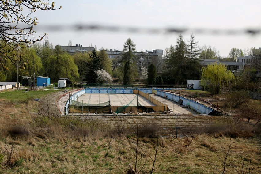 Zrujnowany basen „Polfy” nie nadawał się już do remontu....